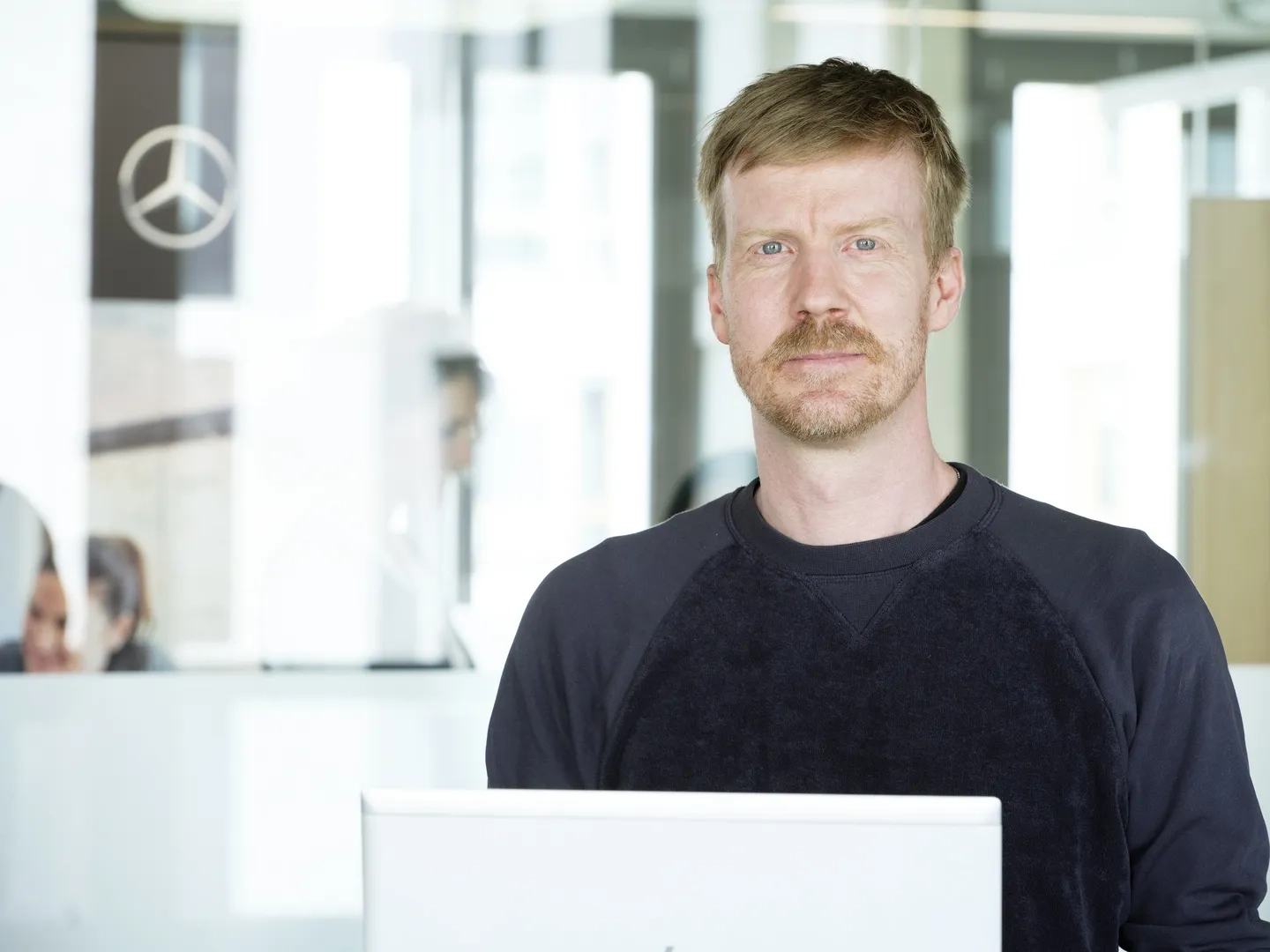 Mitarbeiter der Mercedes-Benz Group Services Berlin mit seriösem Blick